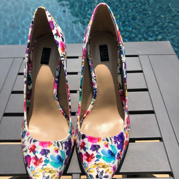 Beautiful G.I.L.I heels! 💐🌼🌺🌹 - Picture 2 of 6